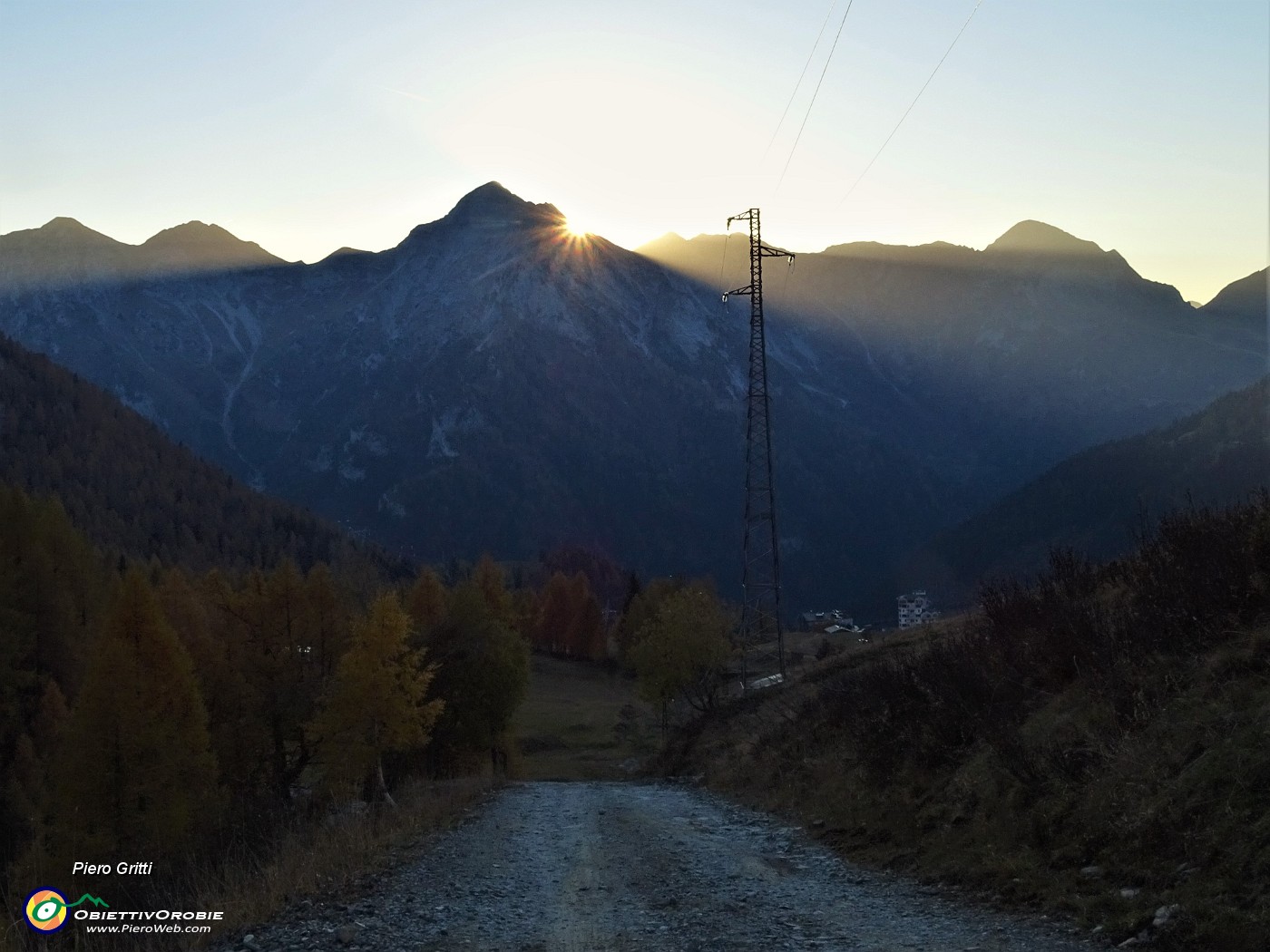 90 Il sole tramonta dietro il Pegherolo.JPG